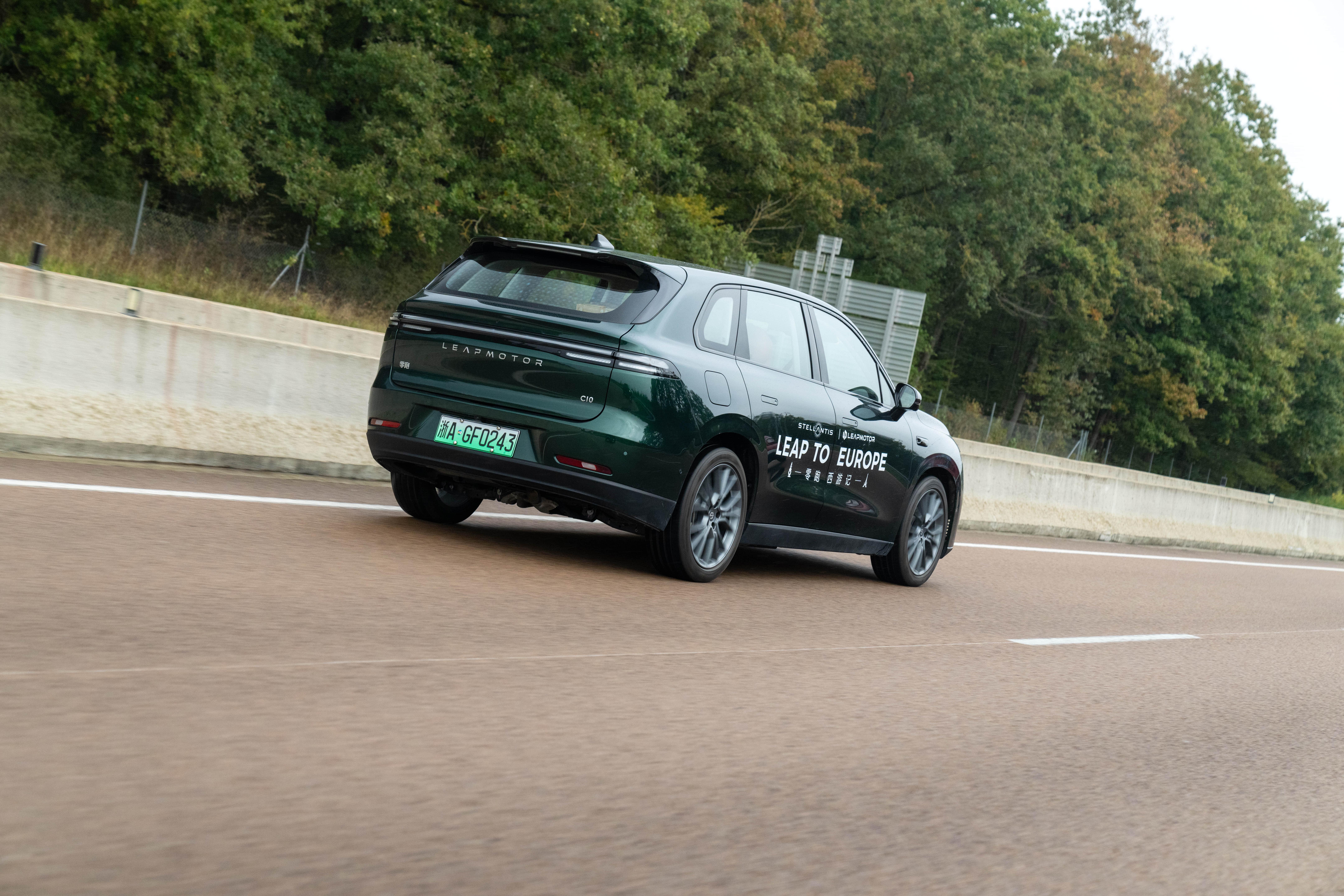 浦银国际：上调零跑汽车目标价至52.4港元