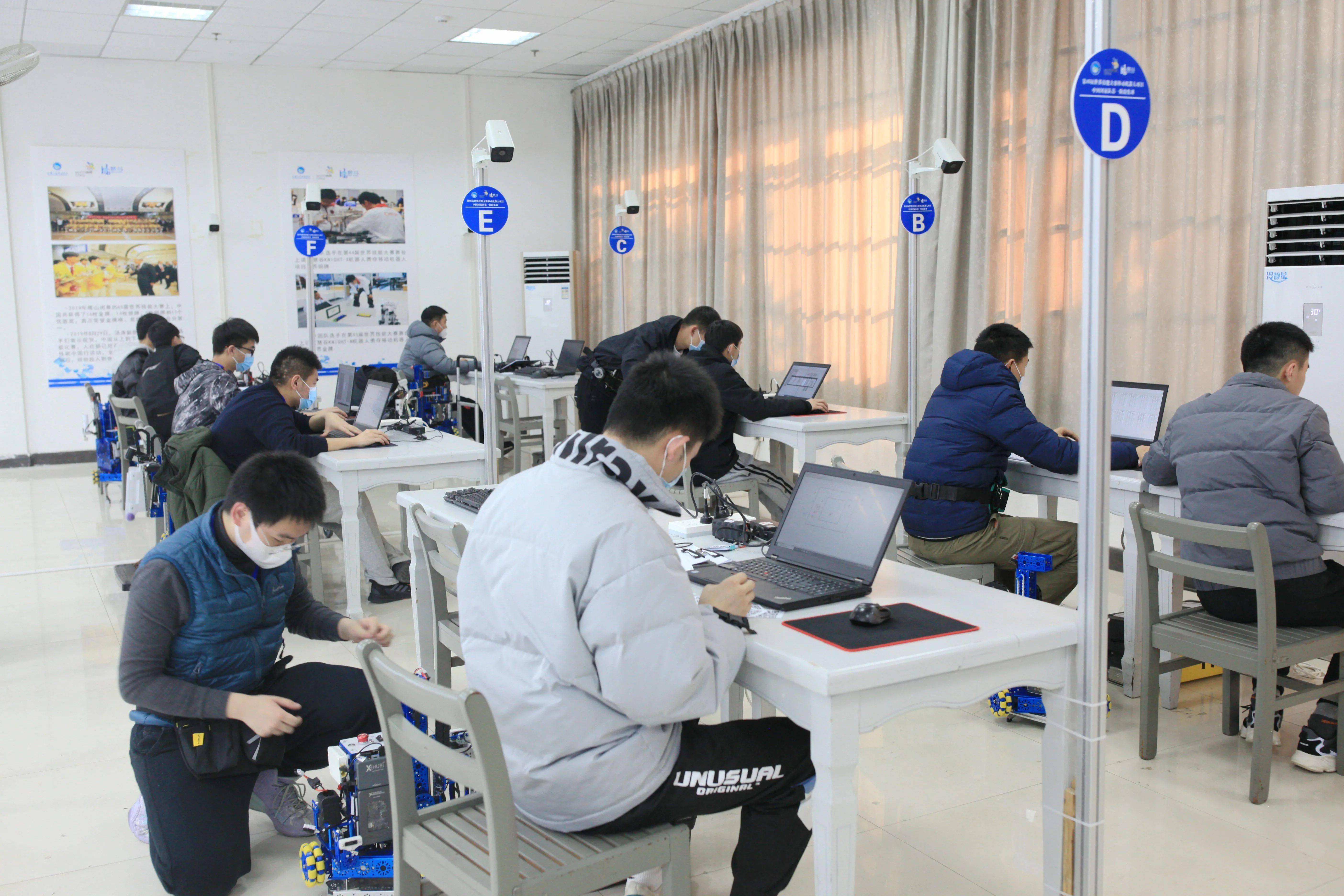 东软集团携手华为等 推出新一代全语言交互式人社服务机器人