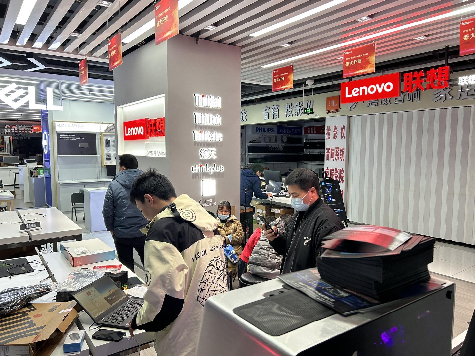 实探“电子第一街”:商户从容应对积极开拓新市场