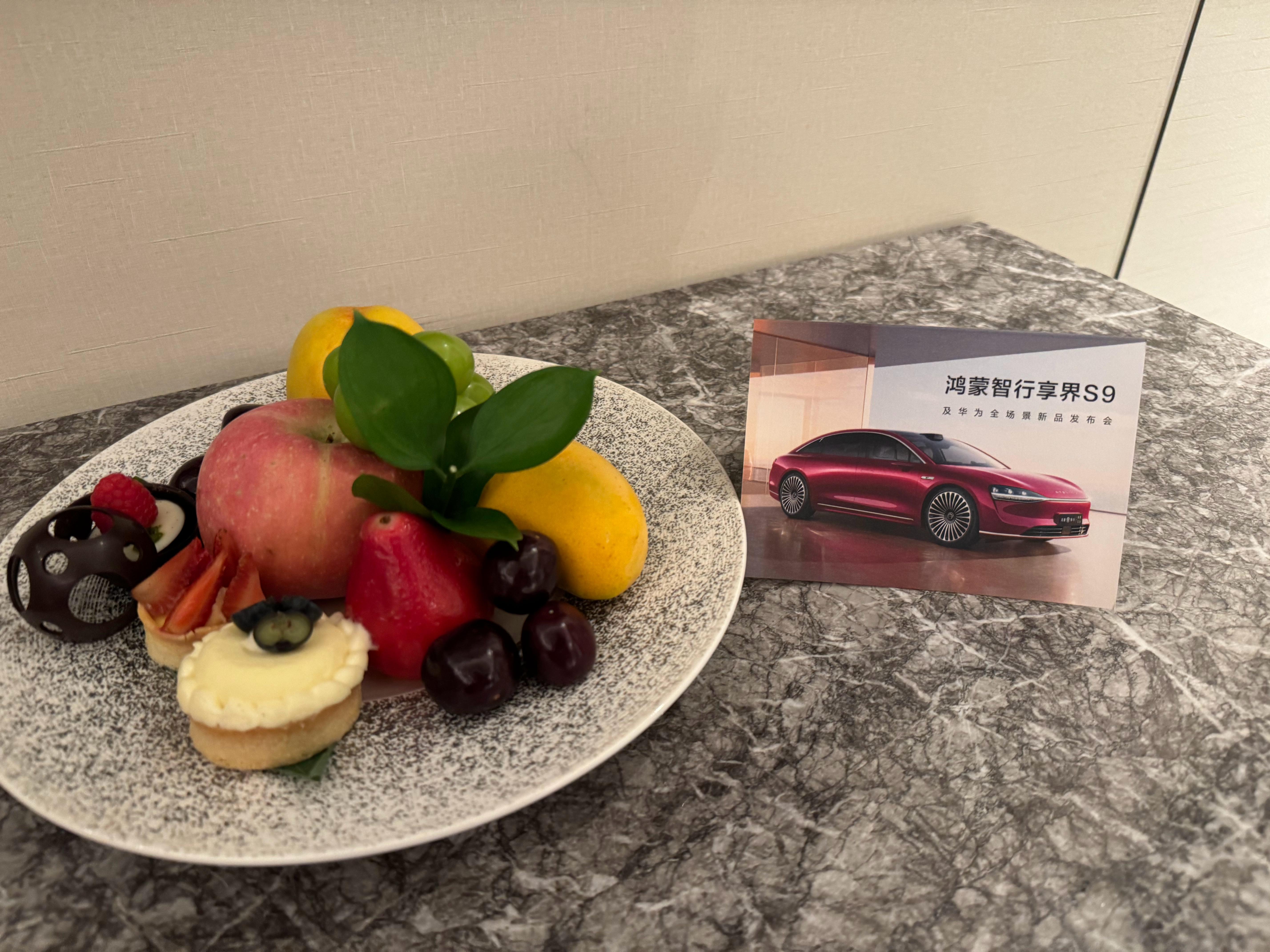 鸿蒙智行发布全民出行安全倡议