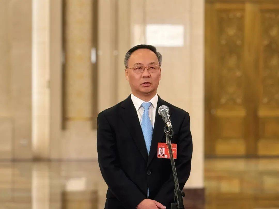 金融监管总局局长李云泽会见汇丰集团主席杜嘉祺