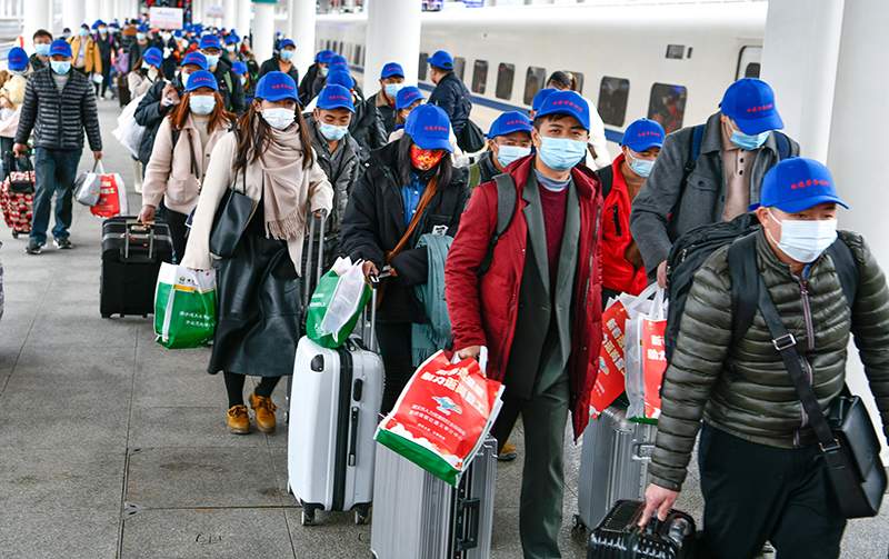 深圳首趟务工团体专列温暖启程 600名务工人员踏上归家之旅