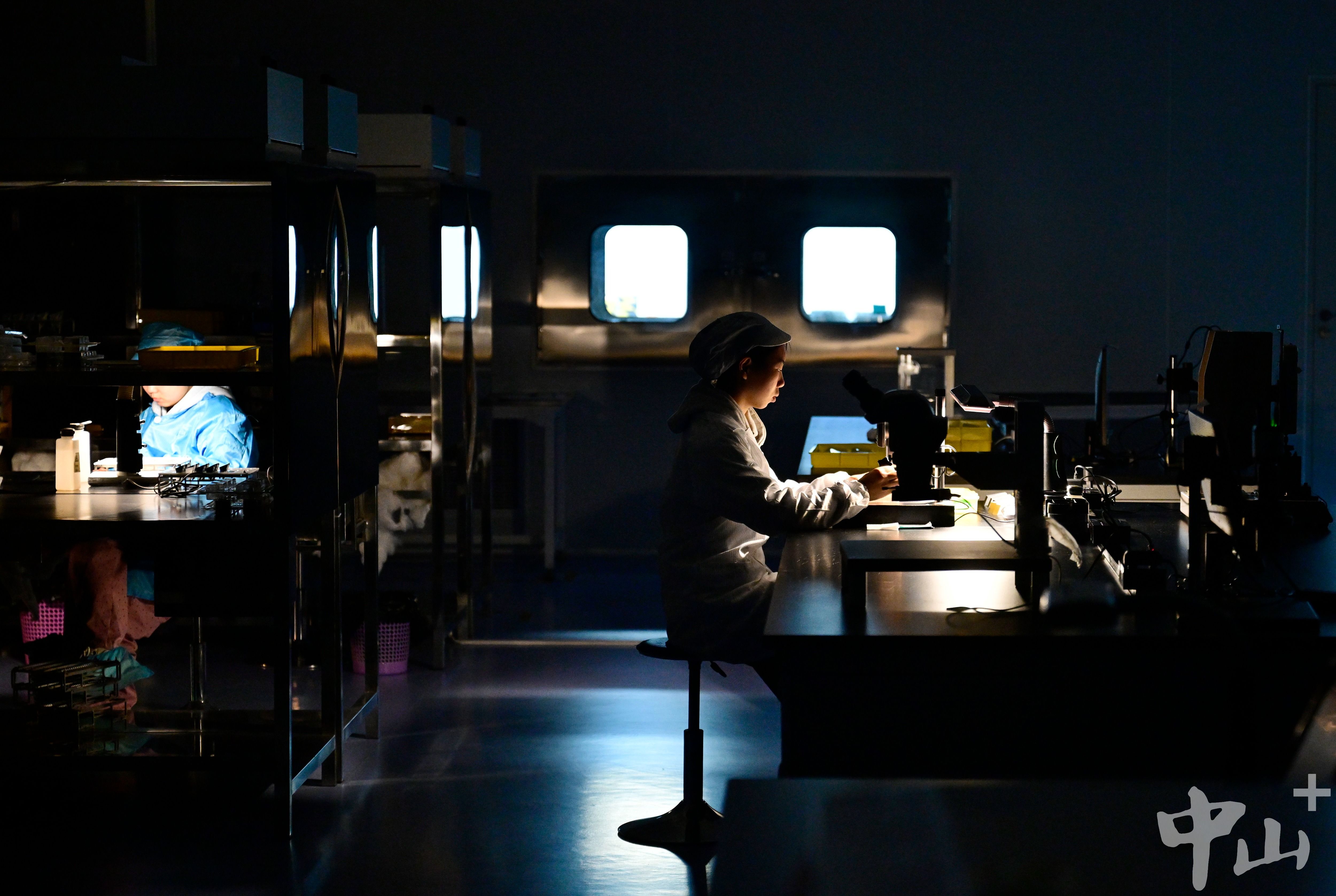 烽火通信：全国产汽车“大脑”芯片光谷研发完成，今年全力攻坚量产装车